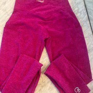 Bombshell V waist scrunch leggings with pockets. Fuchsia color! Size S.